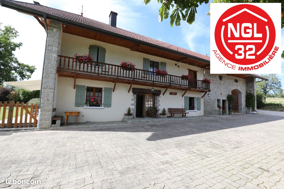 Maison 9 pièces 215 m² · à Etaux · 215 m² · 990 000 €