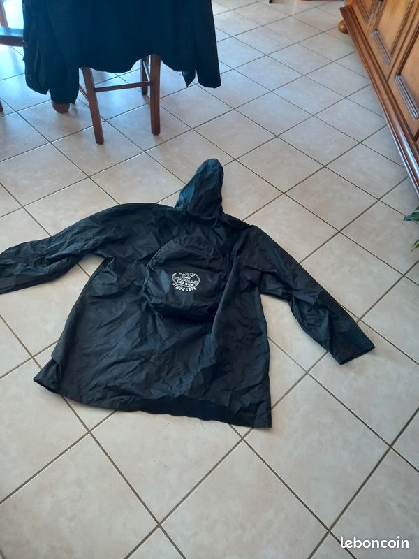 2 coupes vent qui font sac à dos en même temps devant pochette avec fermeture éclair pour mettre un bonnet ou.autre de marque Naf Naf (image 2)