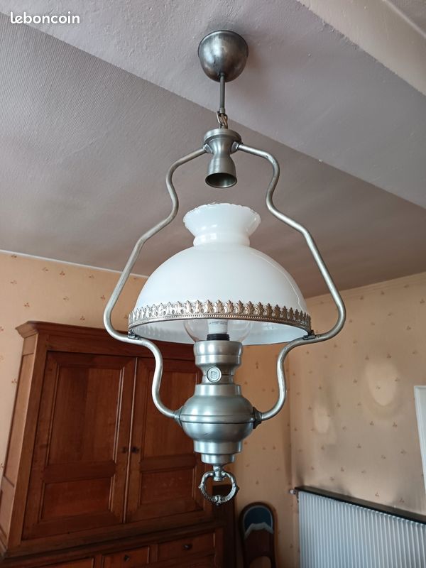 Plafonnier en étain massif avec globe opaline blanche donnant un puissant éclairage et une grande luminosité, produite par une seule ampoule (image 1)