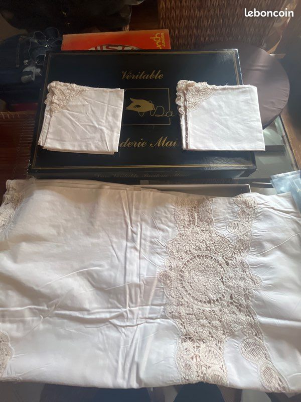 Ancienne Nappe et serviette de table brodé à la main daro (image 2)
