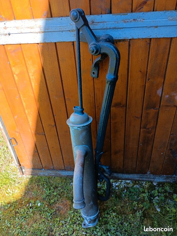 Ancienne pompe de puit (image 1)