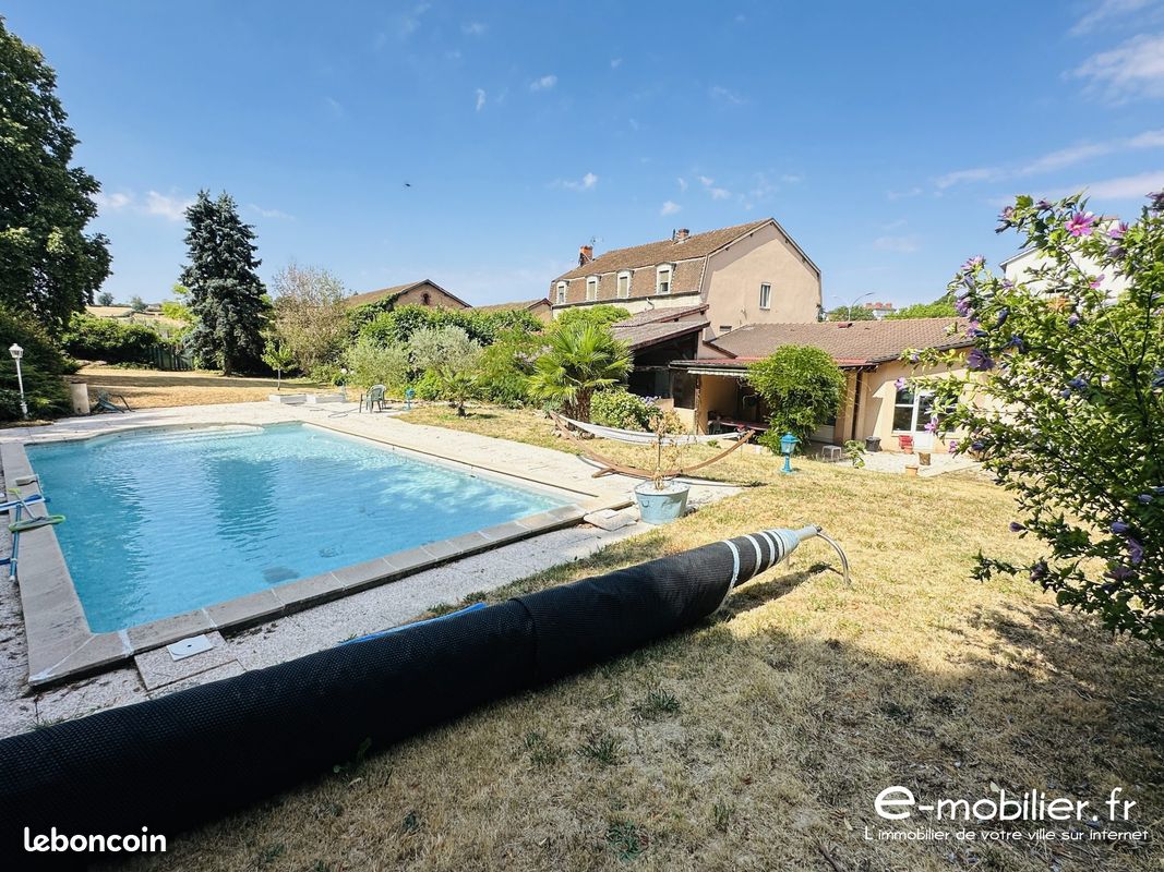 Maison 13 pièces 530 m² · à La Clayette · 530 m² · 249 000 €