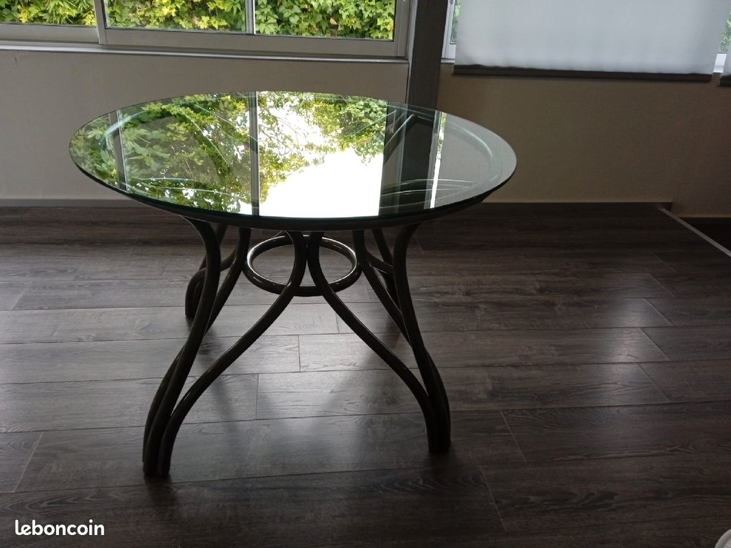 Table ronde en rotin et verre (image 2)