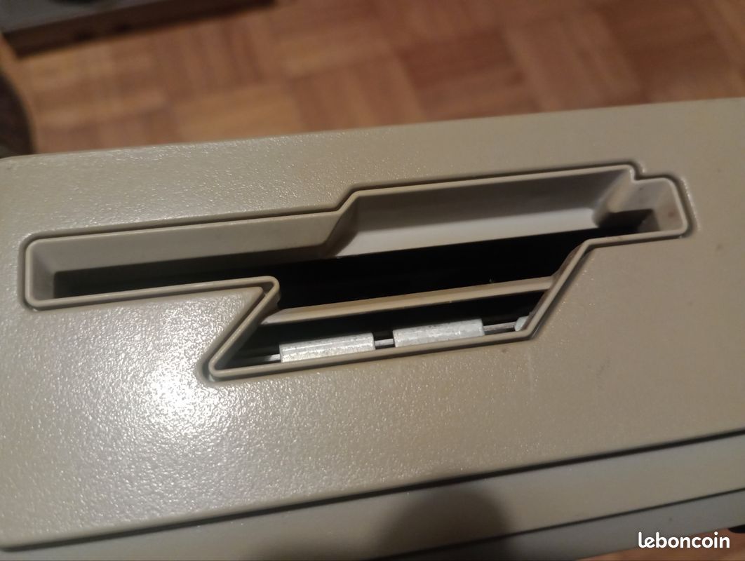 Ordinateur Atari 1040 ST F / joystick / disquette jeux - Ordinateurs