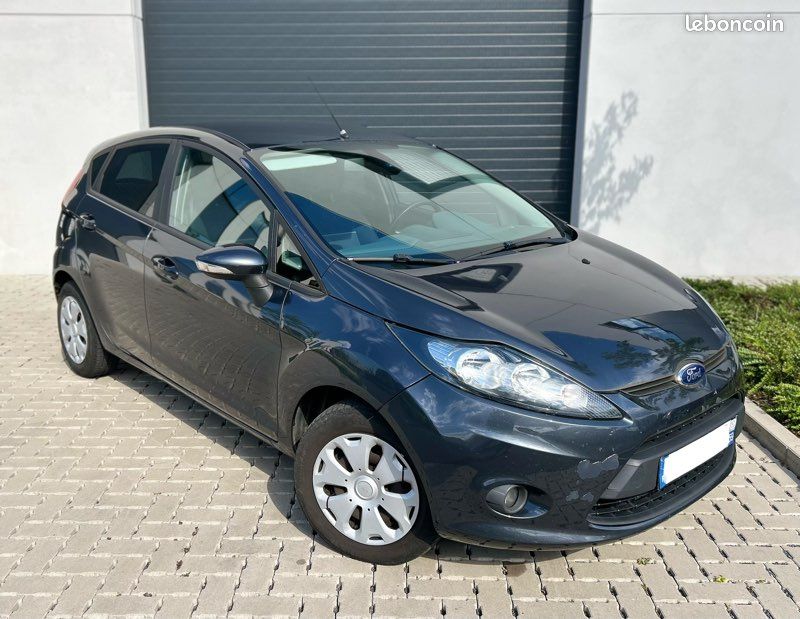 FORD FIESTA 1.6 TDCI 95ch Titanium - CLIMATISATION - BLUETOOTH - CARNET D’ENTRETIEN FORD A JOUR (image 1)