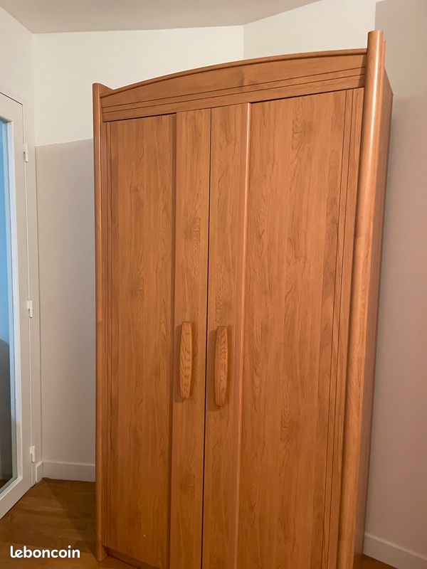 Armoire et lit en bois (image 3)