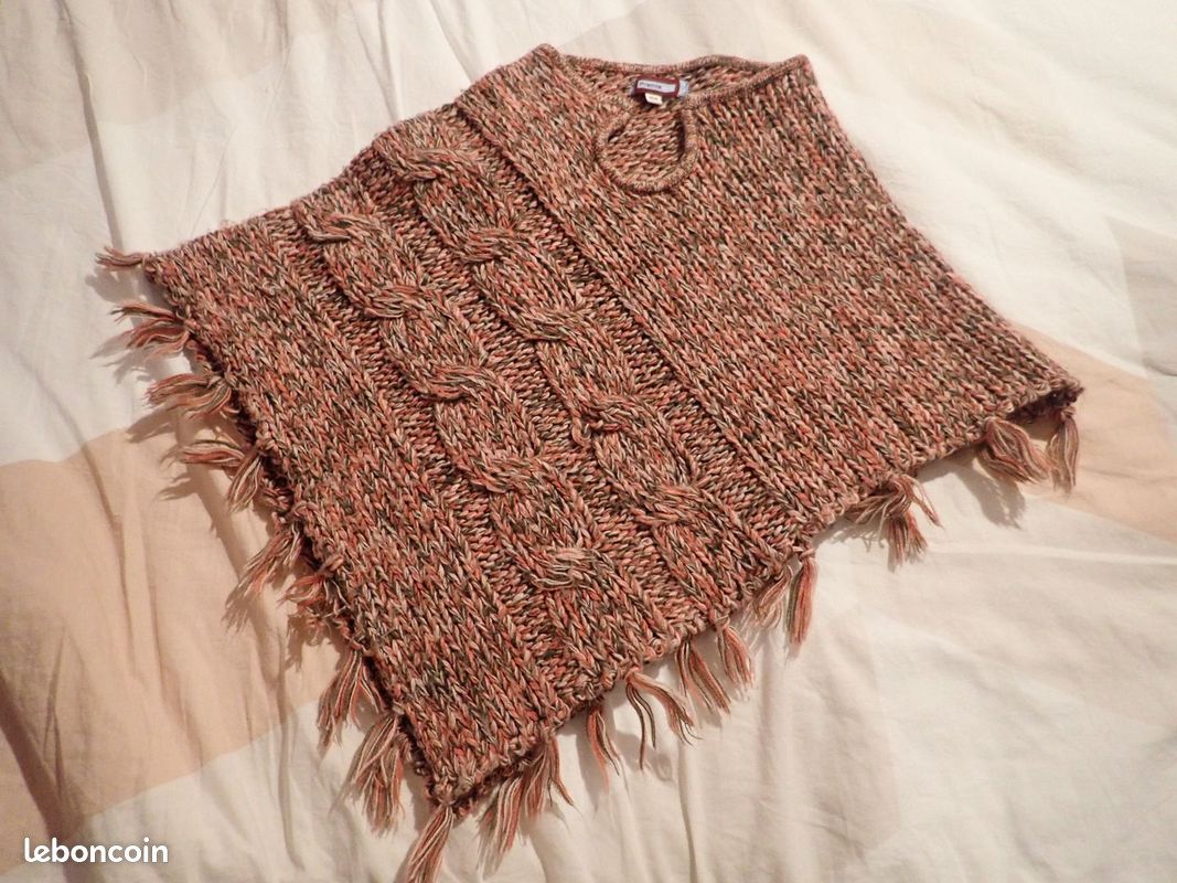 Poncho en tricot (image 1)