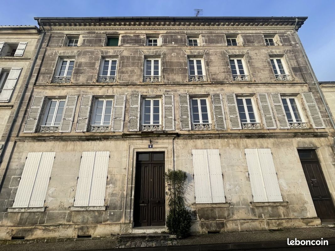 Maison 9 pièces 349 m² · à Jarnac · 349 m² · 265 000 €