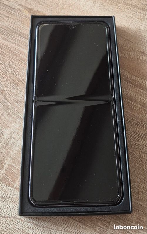 Samsung Z flip 4 (image 1)