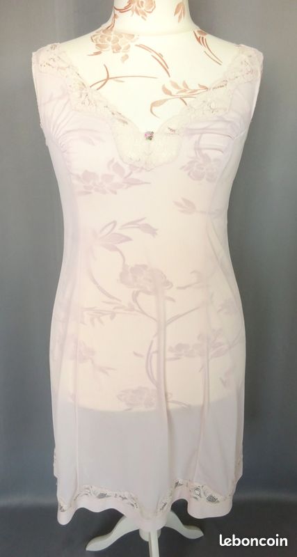 jolie combinaison&fond de robe vintage jolie dentelle taille 44 ref jolie combinaison&fond de robe vintage jolie dentelle taille 44 ref