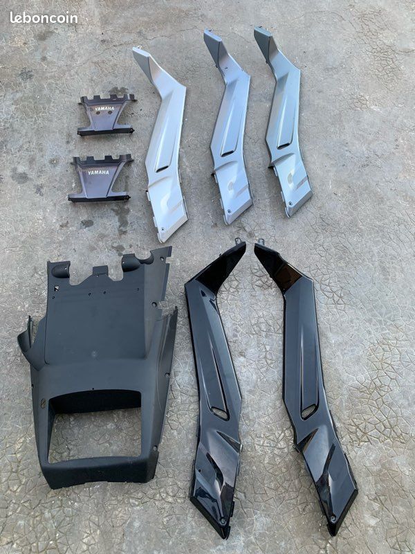 Flanc de carénage gauche YAMAHA X-MAX 125 - 2018/2023 - BL1-F8377-00