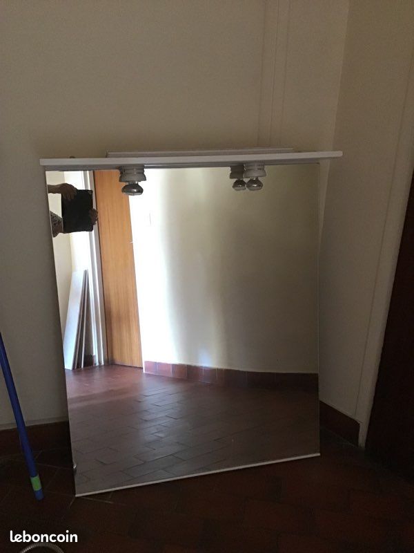 Miroir salle de bain et robinetterie (image 1)