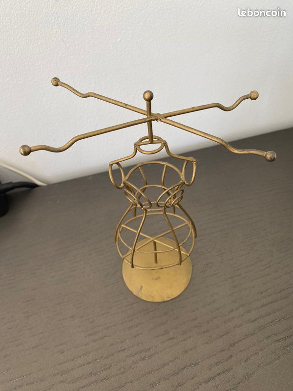 Porte bijoux buste métal (image 2)