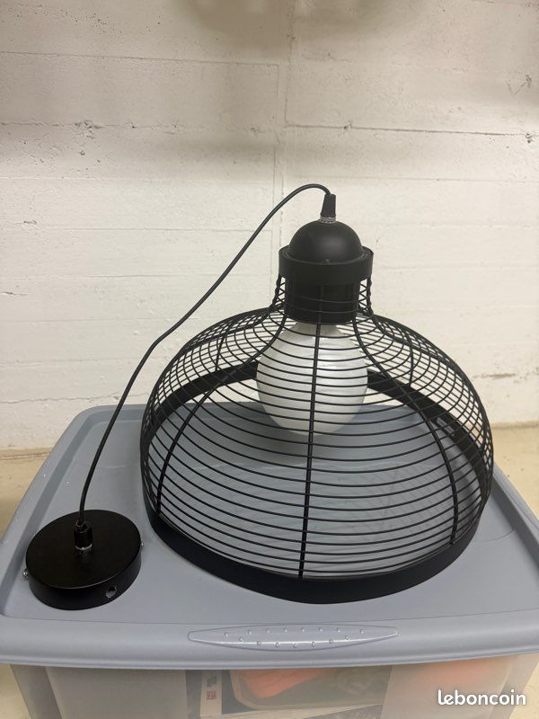 Suspension couleur noire avec ampoule (image 1)