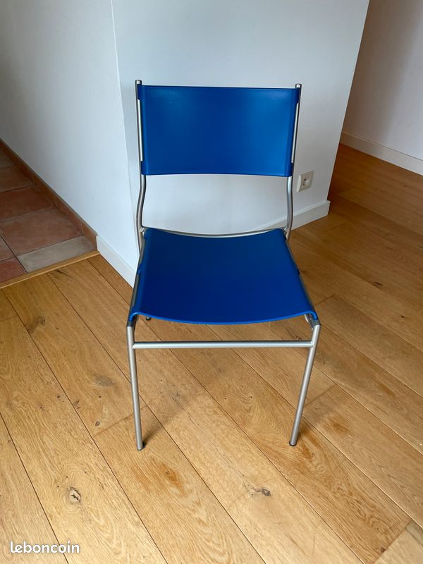 3 chaises bleues (image 2)