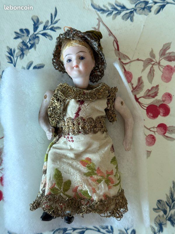 Poupée Ancienne En Porcelaine Avec Vêtements Et Accessoires - 17 Ans Et Plus