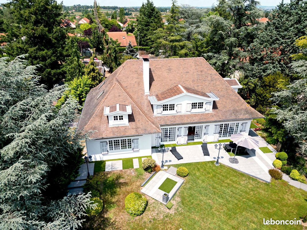 Propriété 8 pièces 340 m² (image 1)
