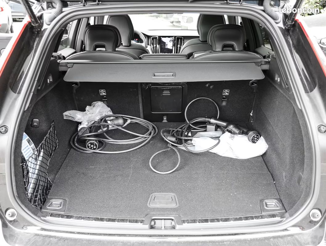 VOLVO XC60 T8 RECHARGE PLUS DARK AWD • 455 ch • HARMAN KARDON • CAMÉRA 360 • TOIT PANO • (image 5)