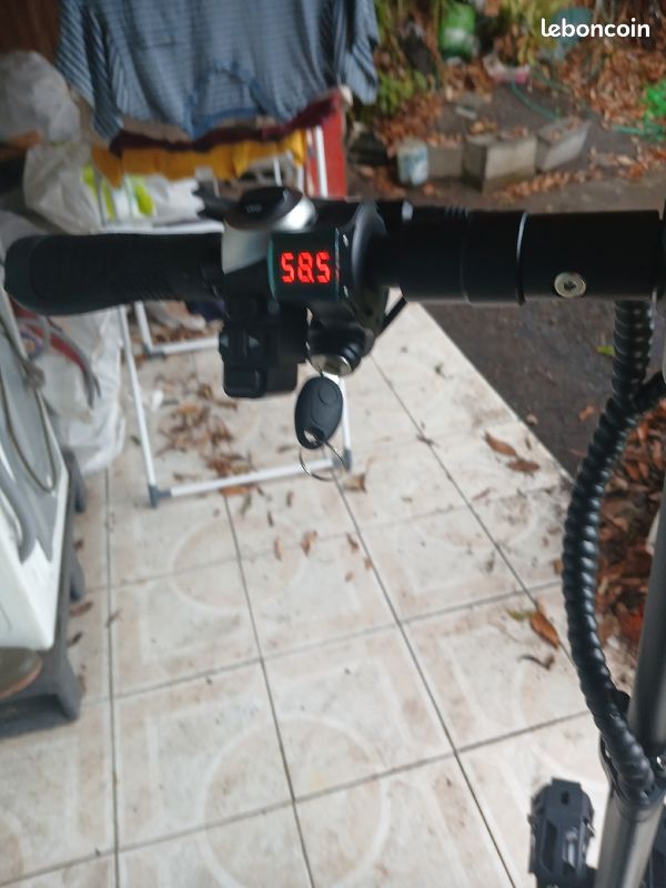 Marchepied Avec Douille De Charge Pour Trottinette électrique EVT-168 - Occasion, Bon état Général