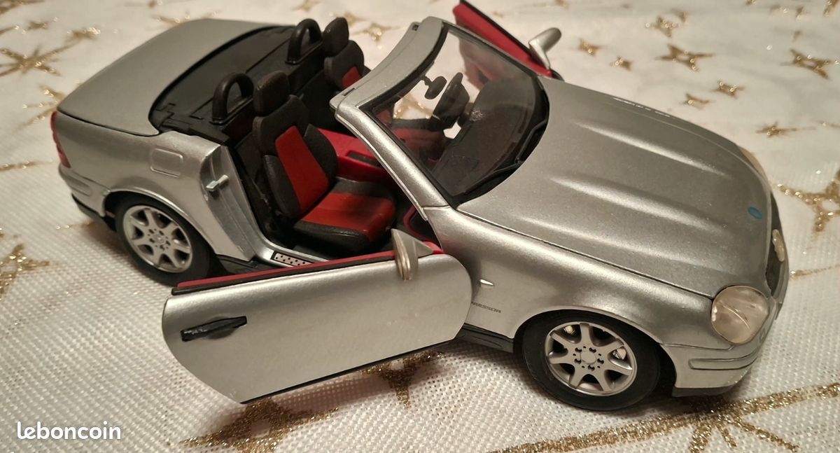 LE599 MAISTO 31838 Voiture 1/18 1:18 Mercedes Benz SLK 230 cabriolet 1996 jaune