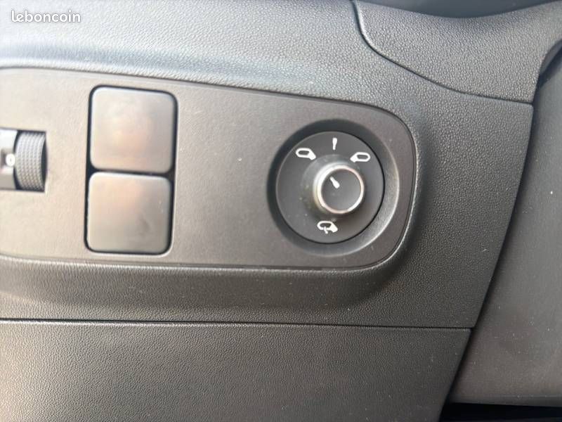Citroën C3 PureTech 83 S&S BVM5 Shine (image 18)
