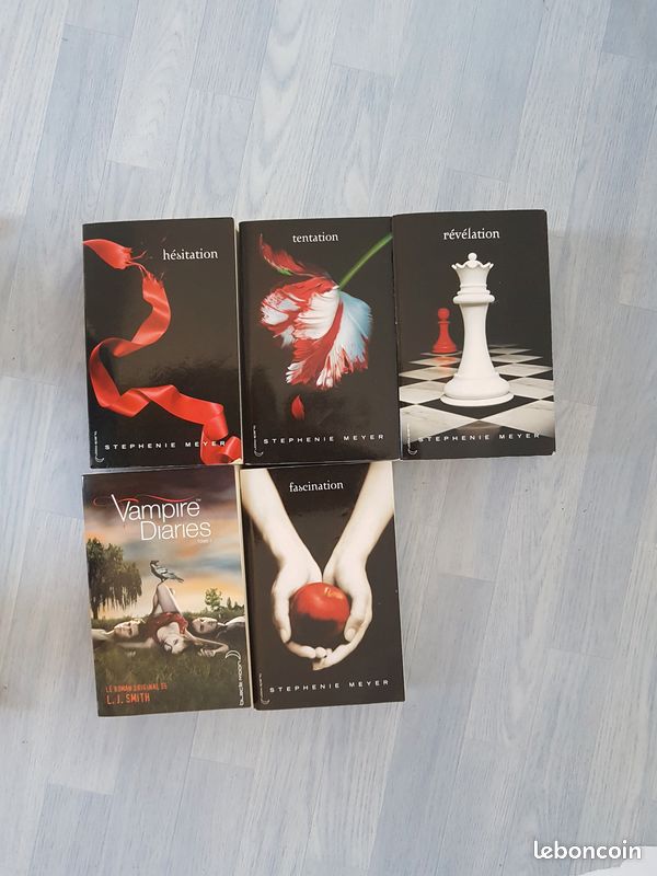 Intégrale de Twilight et premier tome de Vampire Diaries (image 1)