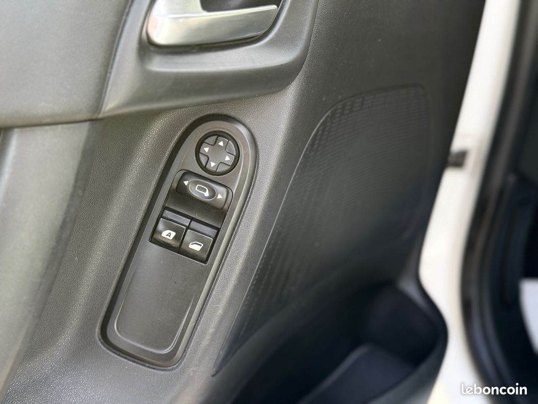 Citroën C3 1.4 HDi 70ch Attraction Pack - GPS - Bluetooth - Révisée & Garantie 6 mois (image 25)