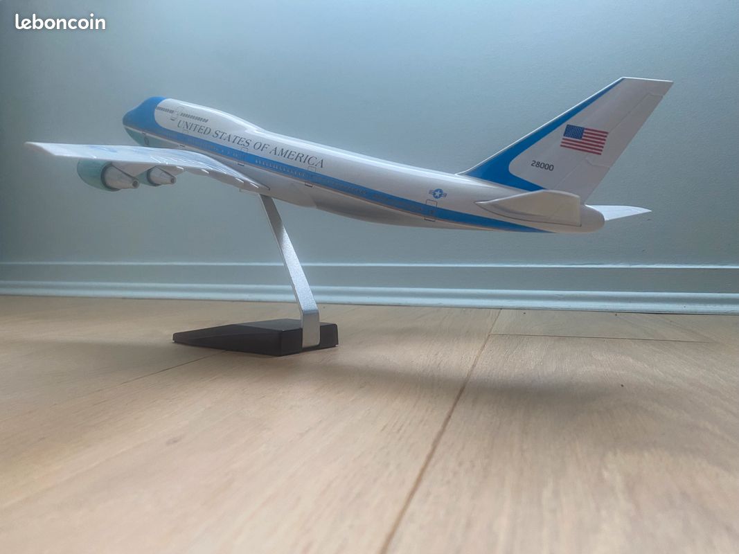 avion BOEING 747 TURBO JET de Super Resort Express blanc et