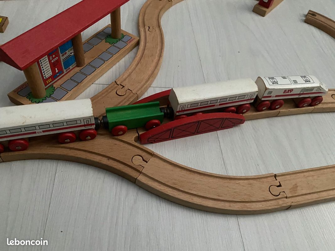Boîte jeux en bois pour enfants train, gare, rails, immeuble, panneaux (image 3)