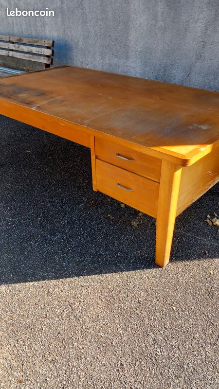 Table de coupe de couturiere (image 1)