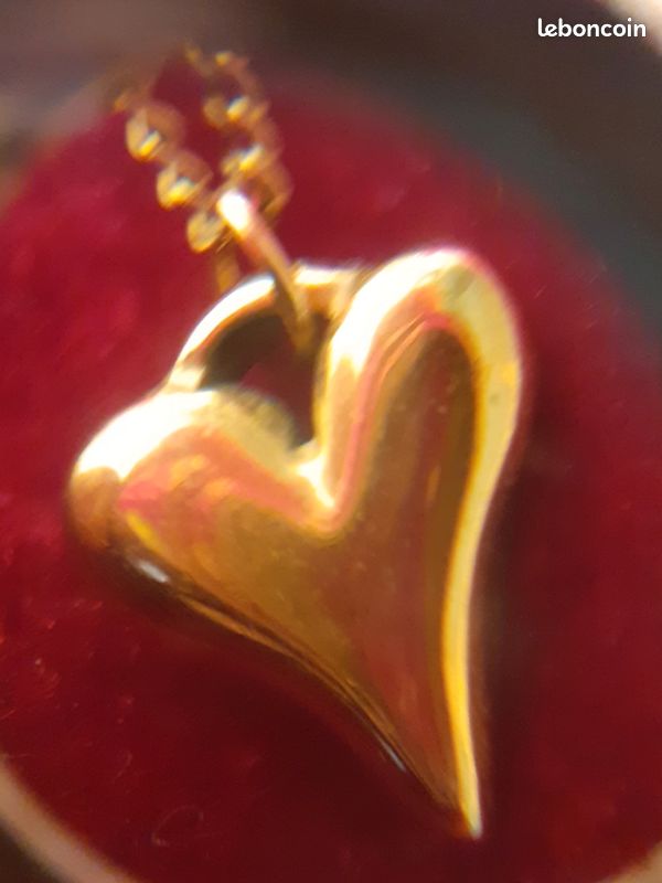 Très beau collier pendentif coeur et perles en métal doré .
État neuf, jamais porté (image 2)