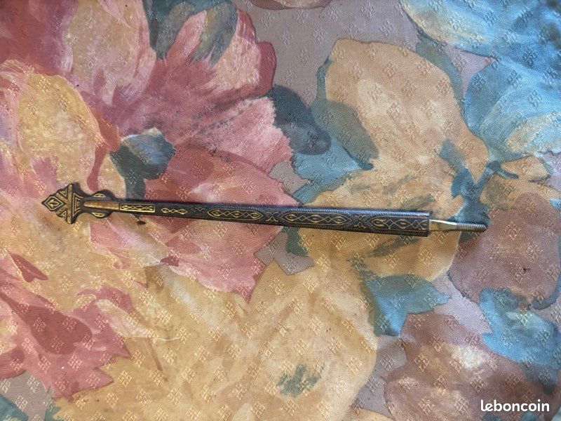 BI039 — Longue épingle à cheveux décorative en métal damasquiné — XXe siècle (image 1)
