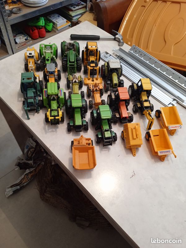 Lot de divers tracteurs (image 1)