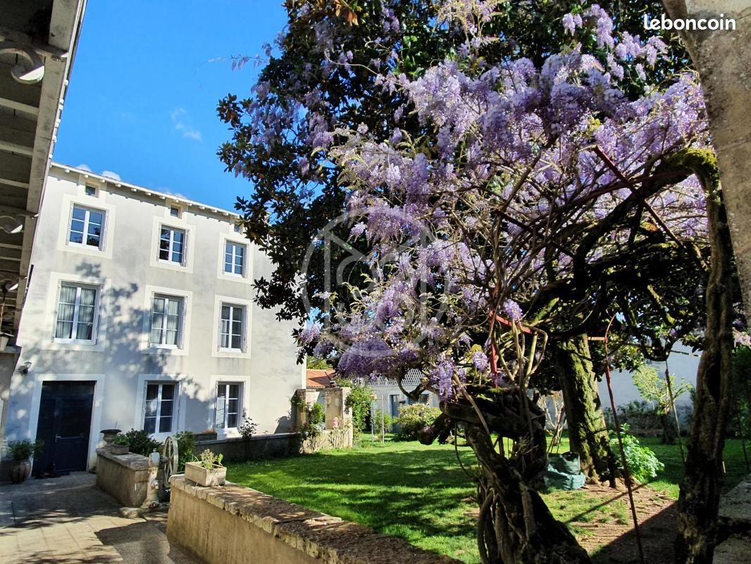 Maison 11 pièces 377 m² - Civray 86400 (image principale 0)