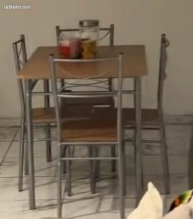 A vendre 1 télévision de 81 cm, 1 table avec 4 chaises (image 1)