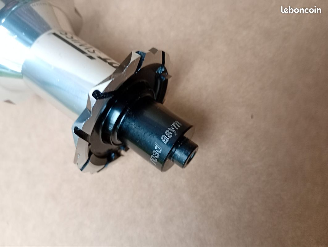 Moyeu arrière vélo route DT SWISS Dicut 11 s 20 rayons - Équipements vélos