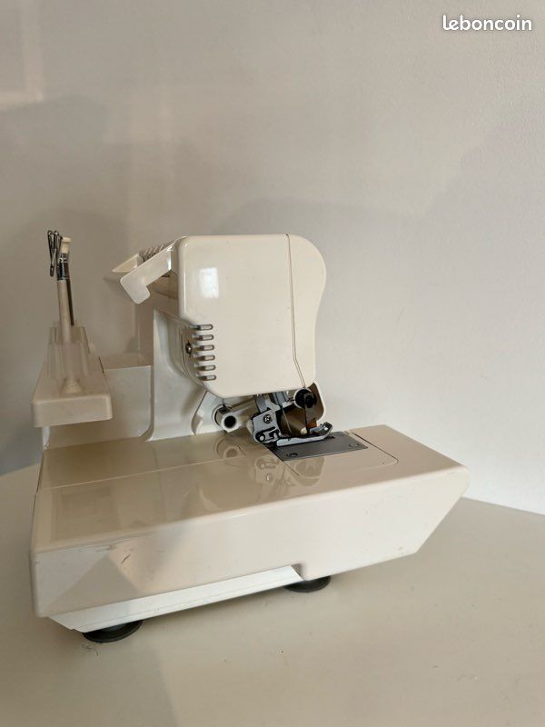 Surjeteuse Singer 14SH644 Ultralock 4 fils avec pédale (image 12)
