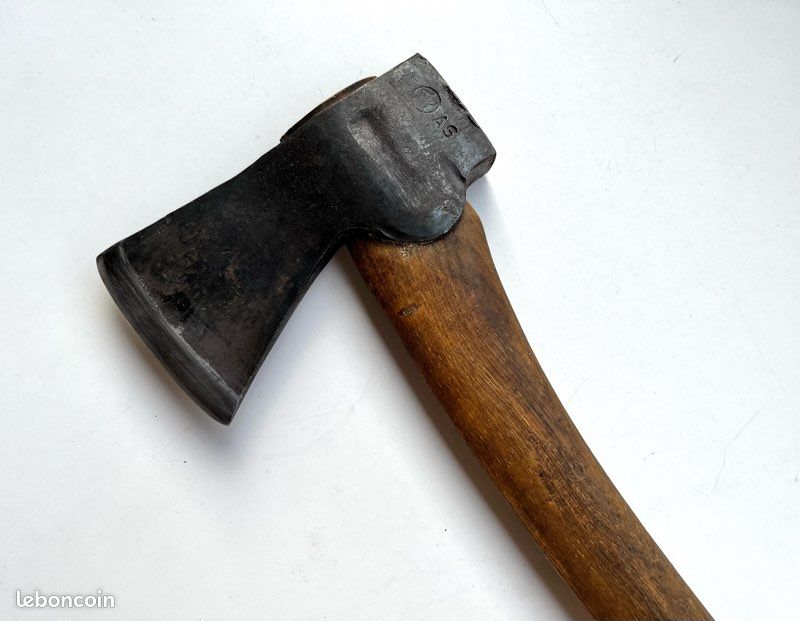 Hache de charpentier suédois de Gränsfors dans la boutique
