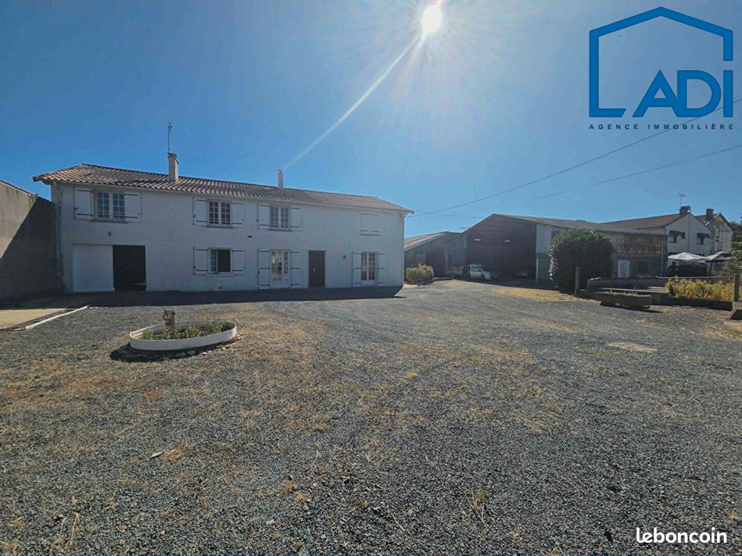 Maison 10 pièces 210 m² · à Saint-Maixent-l'École · 210 m² · 363 900 €