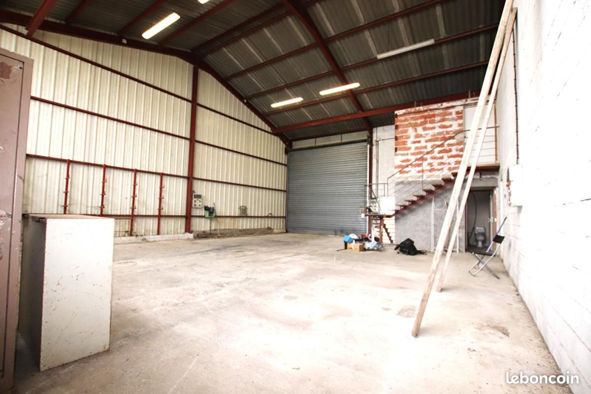 Parking 130 m² · à Villefranche-de-Panat · 130 m² · 90 000 €