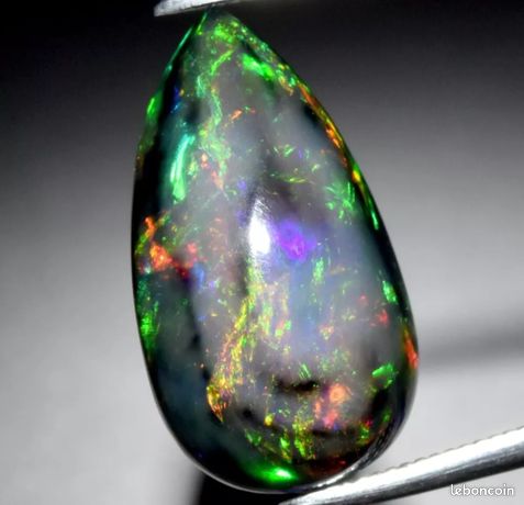 Opale noire multicolore - Taillerie de Nîmes