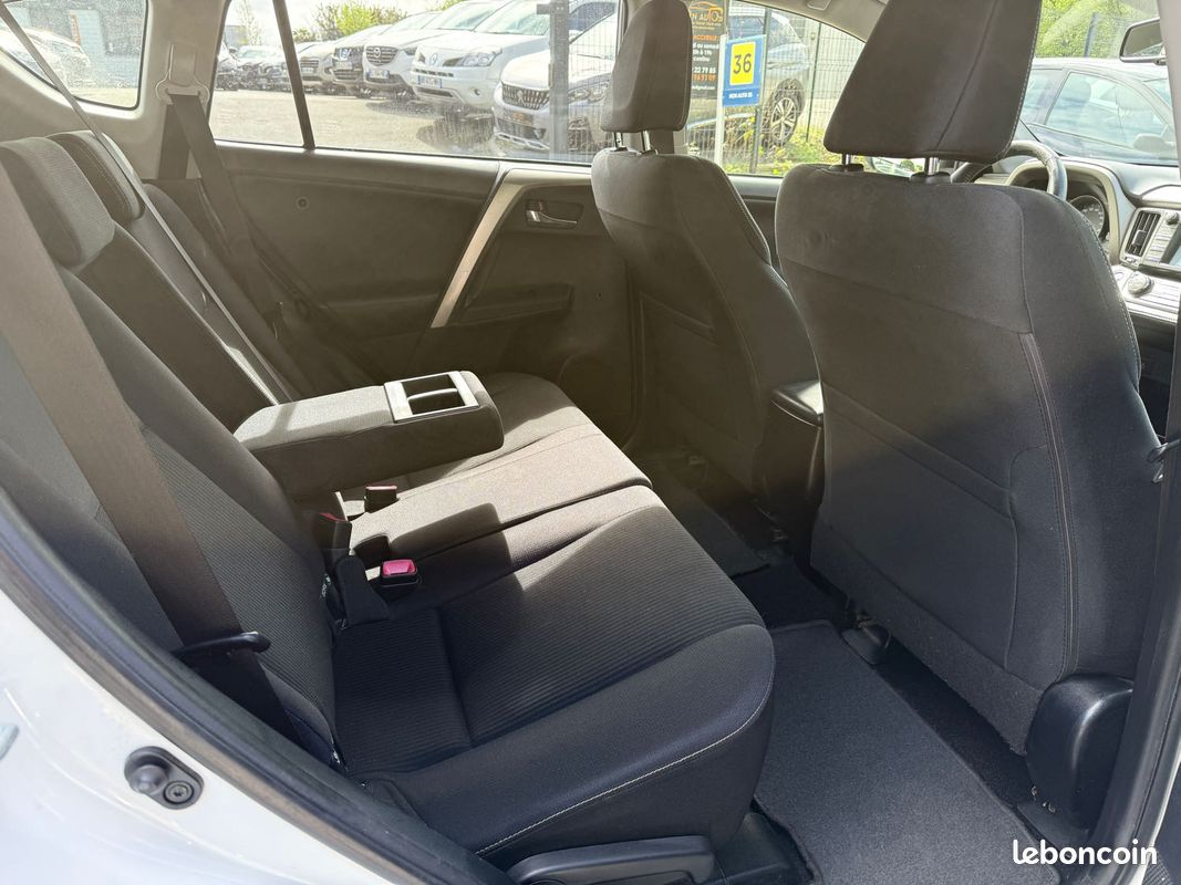 Toyota RAV4 2.0 D-4D 124ch Lounge – GPS – Caméra de recul – Chaîne – Révisé & Garantie 6 mois (image 12)