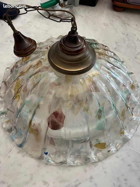 • Lustre coupole 50 cm de diamètre, en verre et métal. Prix : 30 882/883 (image 1)