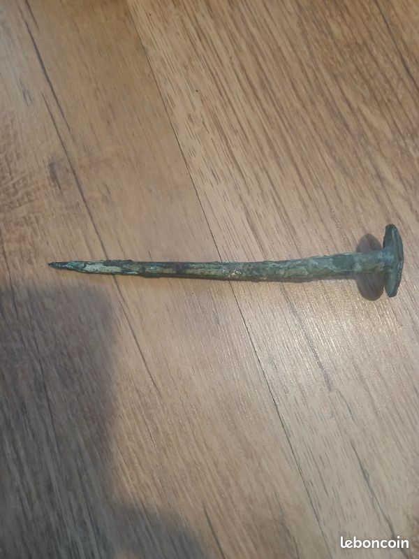 Antiquité, clou en bronze (image 2)
