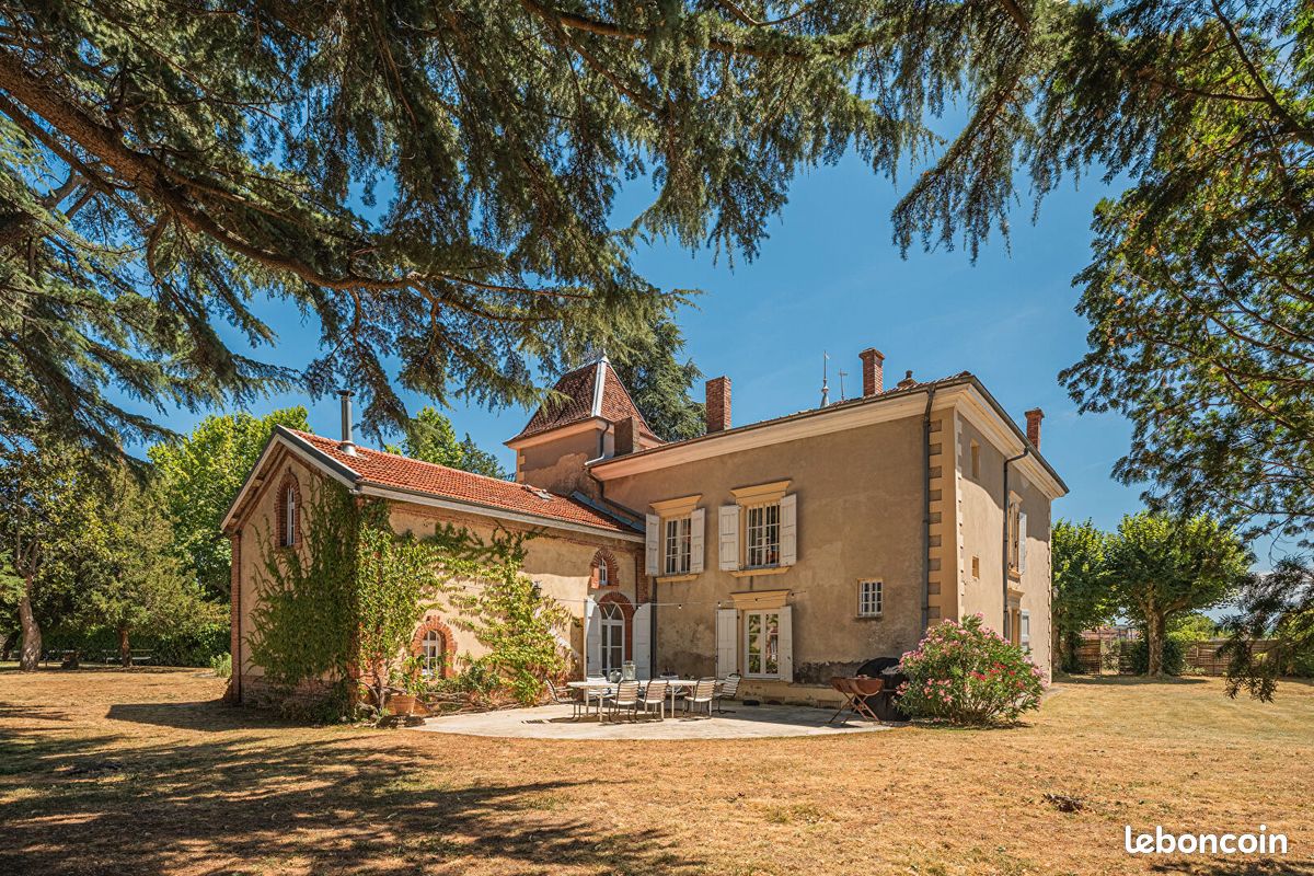 Maison 8 pièces 240 m² · à Lapeyrouse-Mornay · 240 m² · 490 000 €
