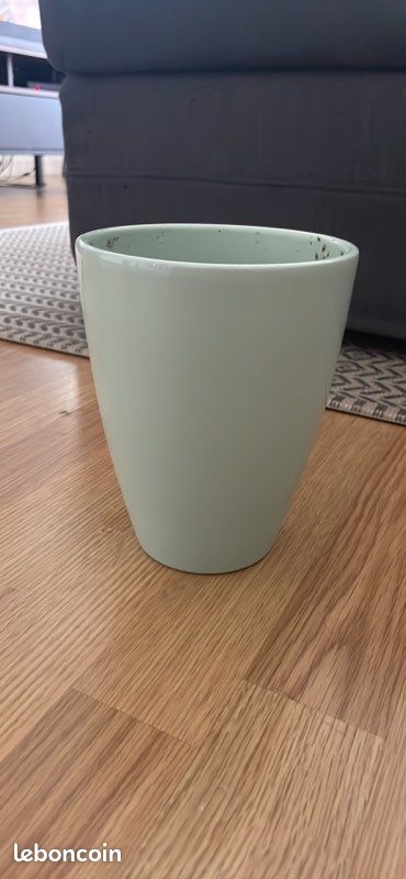 Cache pot (image 1)