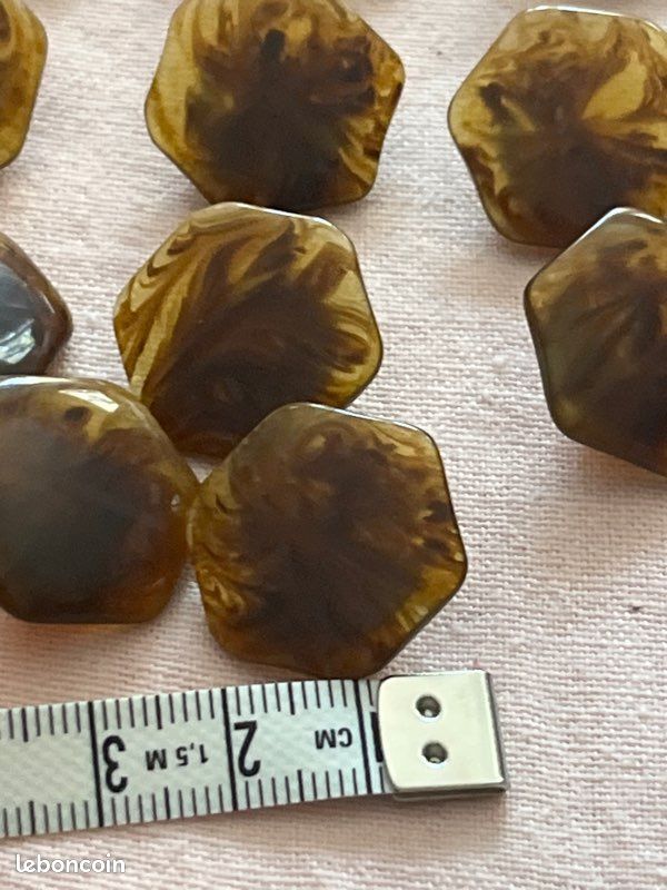 Lot De 10 Boutons Anciens Marron Tigré - Diamètre 2,2 Cm - Réf 3332 - Occasion - France