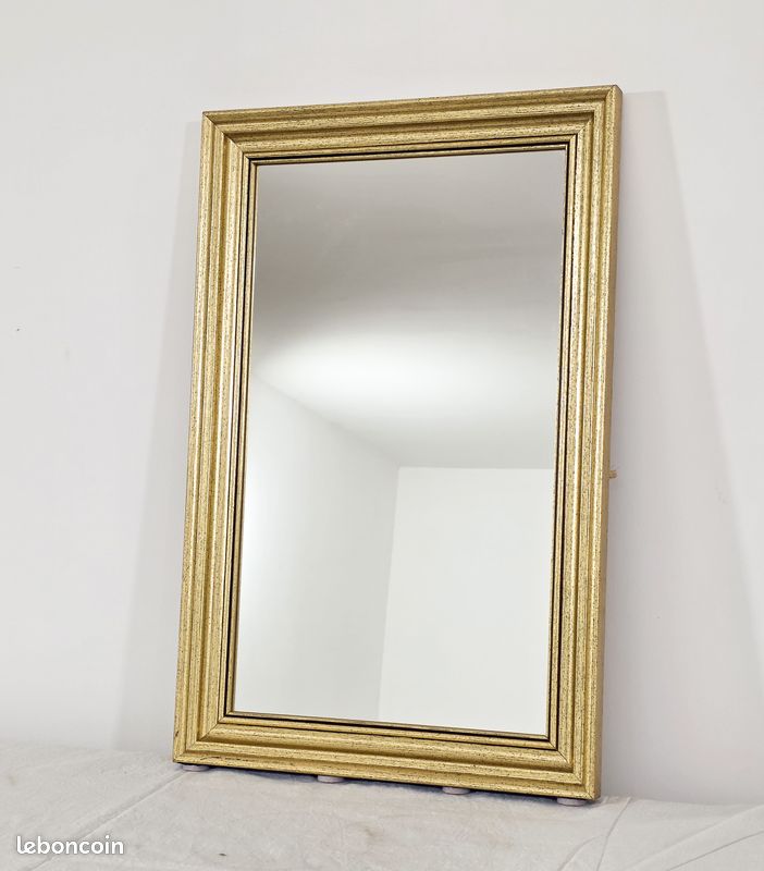 Elégant miroir rectangulaire à cadre doré mouluré – Style classique intemporel (image 1)