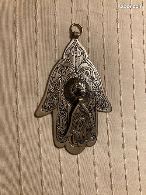 Fibule Ancienne En Métal Argenté - Motif Main De Khamsa (main De Fatma), Origine Tunisie