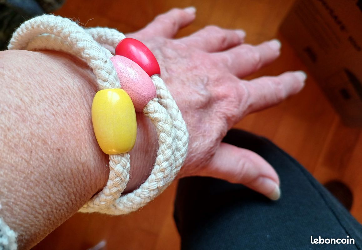 Lot de 3 bracelets de corde avec perle en bois (image 4)